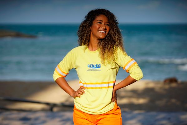Luiza Scrivani, modelo e gari que atua nas ruas de Guarapari por Vitor Jubini