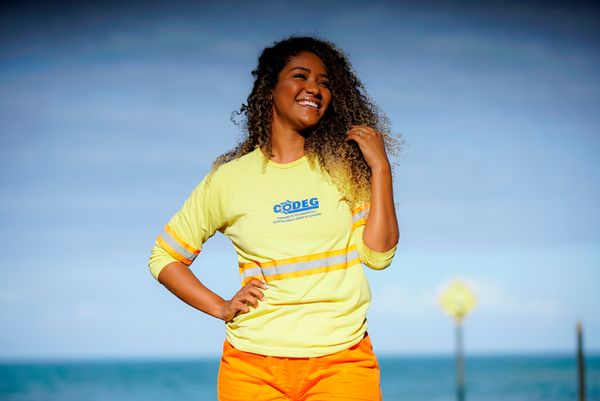 Luiza Scrivani, modelo e gari que atua nas ruas de Guarapari por Vitor Jubini
