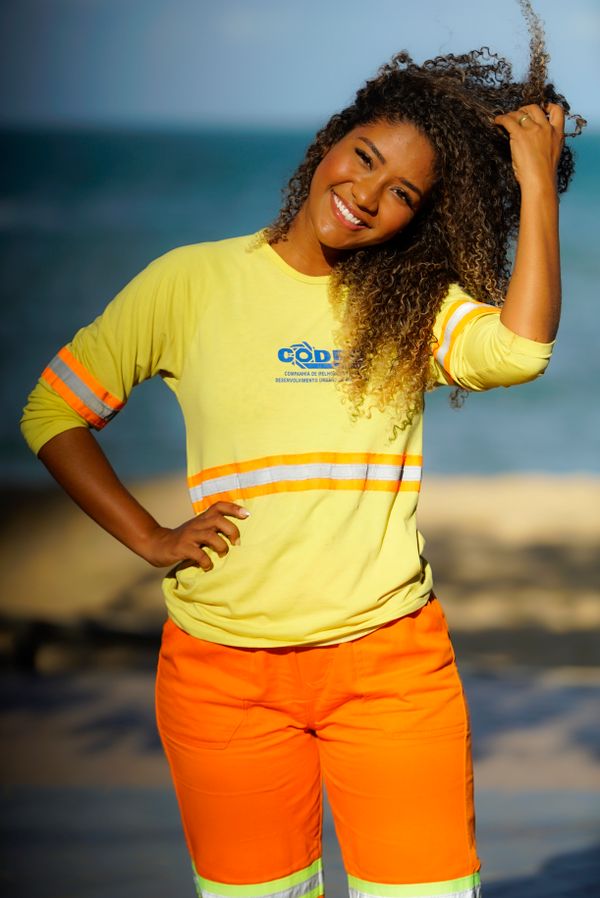 Luiza Scrivani, modelo e gari que atua nas ruas de Guarapari por Vitor Jubini