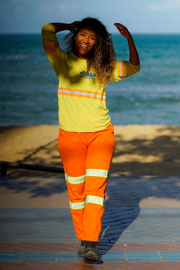 Luiza Scrivani, modelo e gari que atua nas ruas de Guarapari por Vitor Jubini