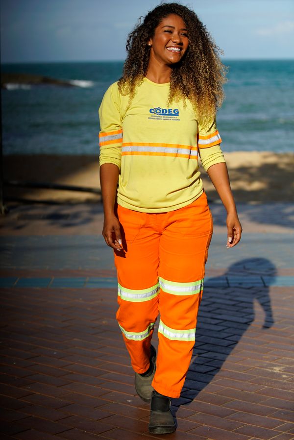 Luiza Scrivani, modelo e gari que atua nas ruas de Guarapari por Vitor Jubini