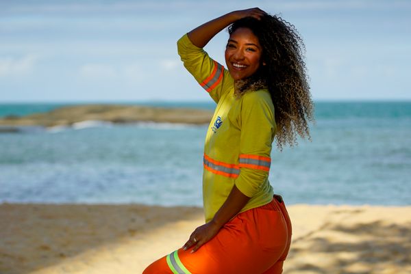 Luiza Scrivani, modelo e gari que atua nas ruas de Guarapari por Vitor Jubini