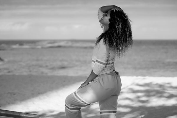 Luiza Scrivani, modelo e gari que atua nas ruas de Guarapari por Vitor Jubini
