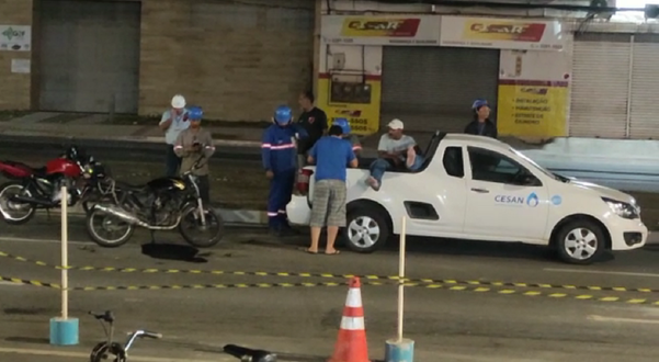 Motociclista bateu em carro da Cesan e ficou caído na carroceria do veículo na Avenida Carlos Lindenberg