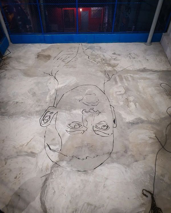 O artista Nico Duarte fez um desenho do jogador Richarlison no Morro da Garrafa, em Vitória