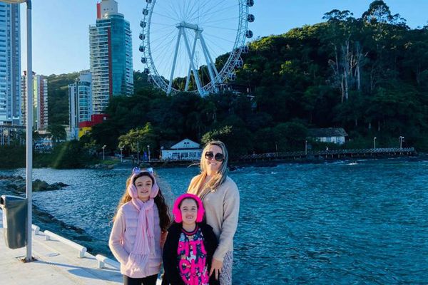 Ornela Rizzo com as filhas Manuela e Carolina. Ela ajuda outras mães com filhos autistas