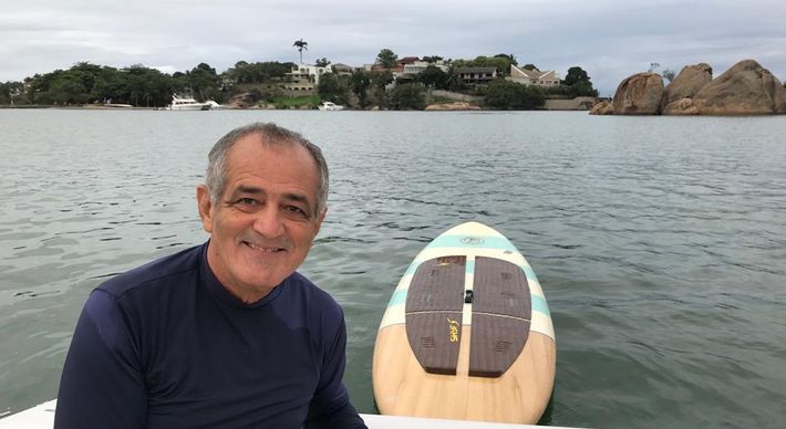 Ex-executivo de 69 anos vai navegar junto com a mulher para o Caribe, os EUA e o Mediterrâneo