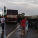 Imagem - Duas carretas batem de frente em acidente na BR 101, em Pedro Canário