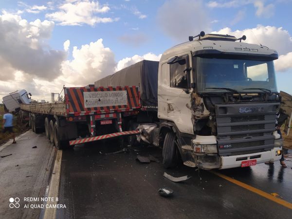 Duas carretas batem de frente em acidente na BR 101, em Pedro Canário