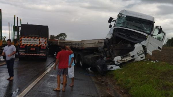 Duas carretas batem de frente em acidente na BR 101, em Pedro Canário