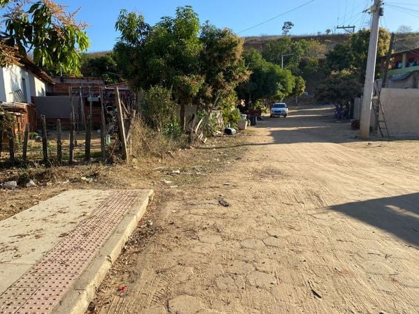 Fabiele Santos Matos andava nessa rua, no bairro Rosário II, com a filha de três anos no colo quando o crime aconteceu.
