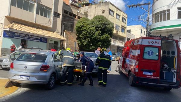 Motorista fica ferido após dois carros baterem em acidente em Colatina
