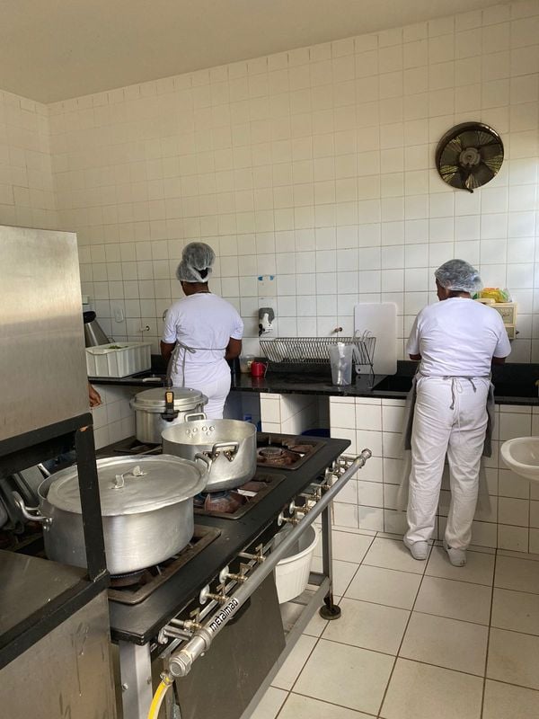 Foi feita uma vistoria no preparo dos alimentos da escola EEEFM Presidente Kennedy  por Vigilância Sanitária/ Prefeitura de Presidente Kennedy
