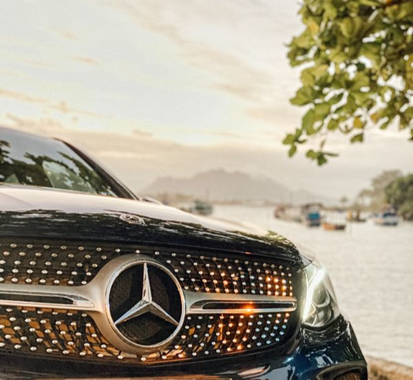 Mercedes-Benz GLC 250: o modelo detecta quando o motorista dá sinais de cansaço e emite alertas visuais e sonoros, auxiliando a condução. Crédito: All In Marketing Digital