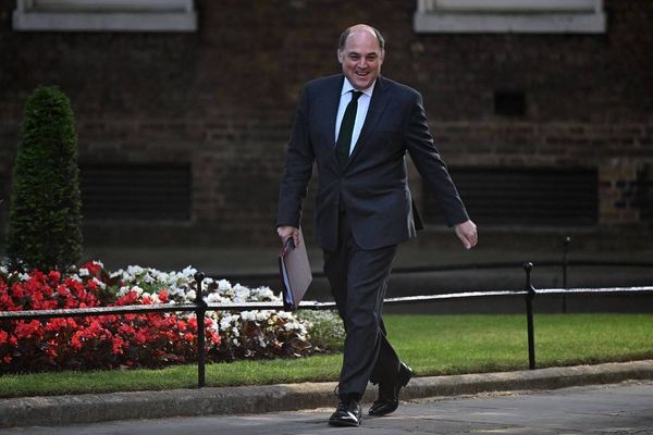 Ben Wallace, secretário de Defesa do Reino Unido, caminha em direção à sede do governo, Downing Street, em Londres.