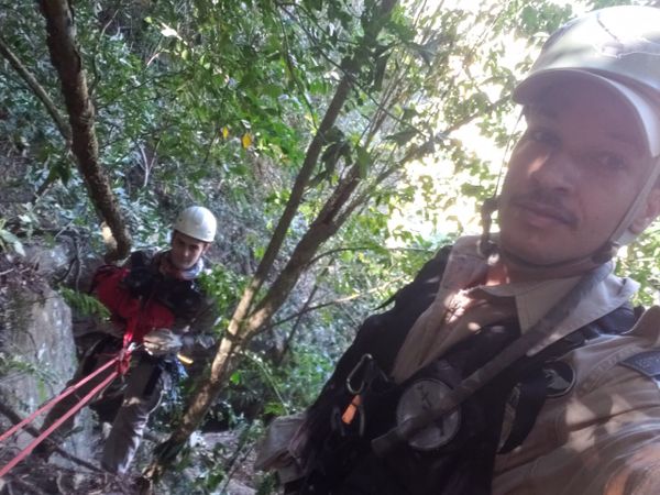 Bombeiros fazem rapel para resgatar cadela presa há dias por Divulgação/ Raphael Belone