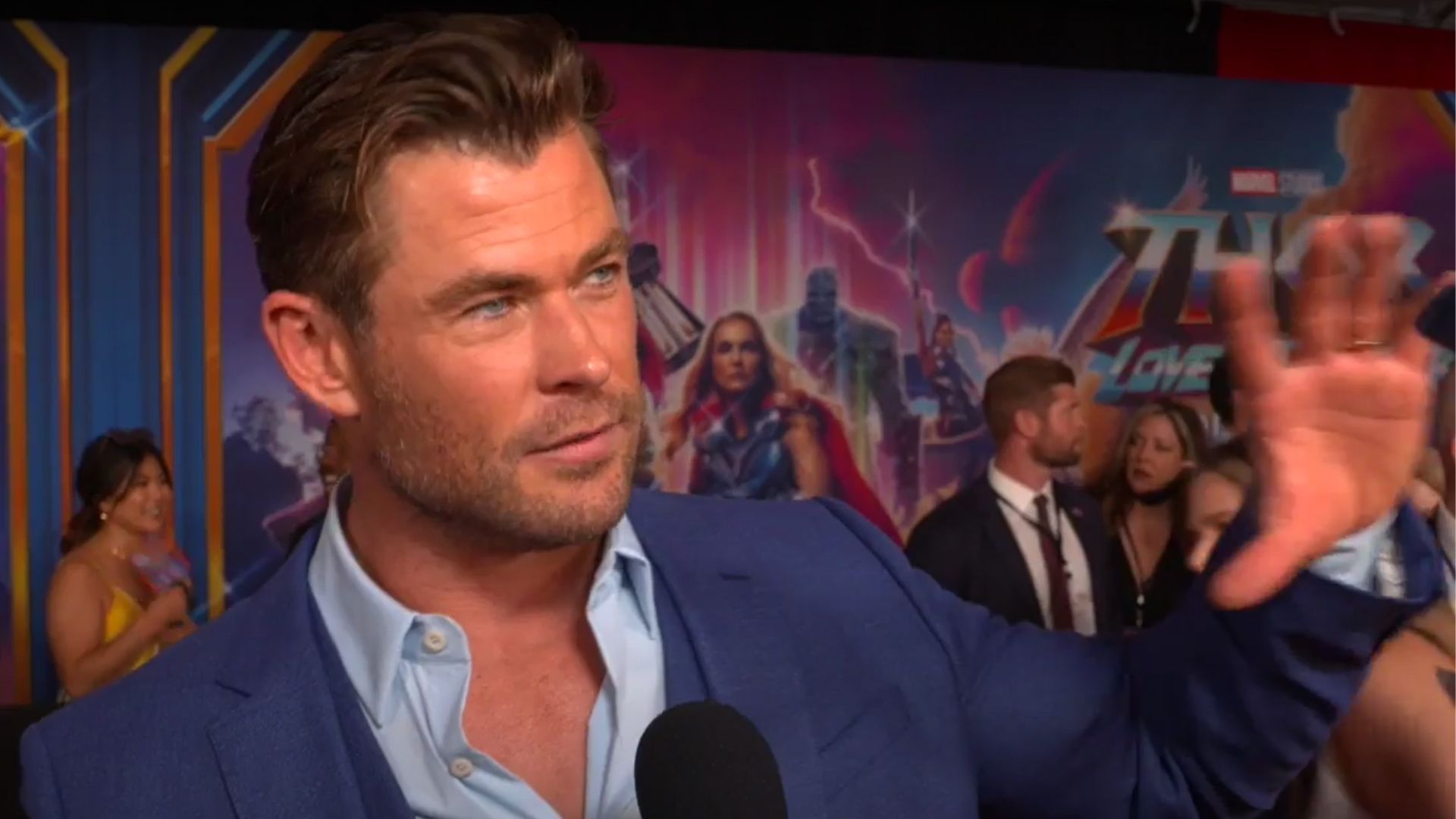 Ator, que pode estar interpretando Thor pela última vez, conversou com Jânio Nazareth na estreia mundial do filme, no teatro El Capitan, em Los Angeles; confira o vídeo
