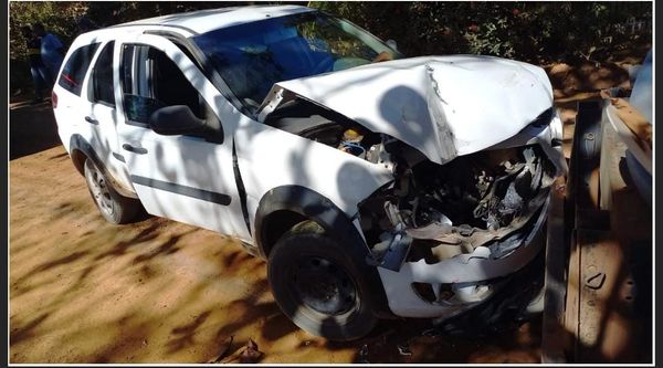 Em fuga, carro se envolveu em acidente e ficou com a frente danificada por Divulgação/PCES
