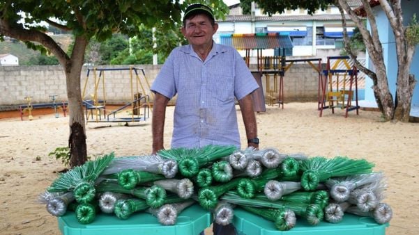 Valdimiro Zellmez Tesch, voluntário na Apae de Vila Valério, é responsável por ensinar e auxiliar os alunos na produção das vassouras ecológicas.