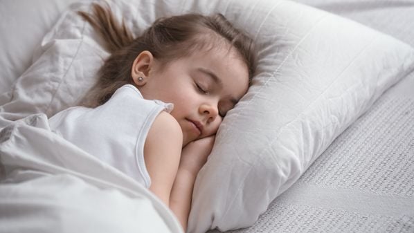 Na primeira infância as crianças demonstram sonolência através dos bocejos, choro, irritabilidade, costumam pedir colo e coçam os olhos