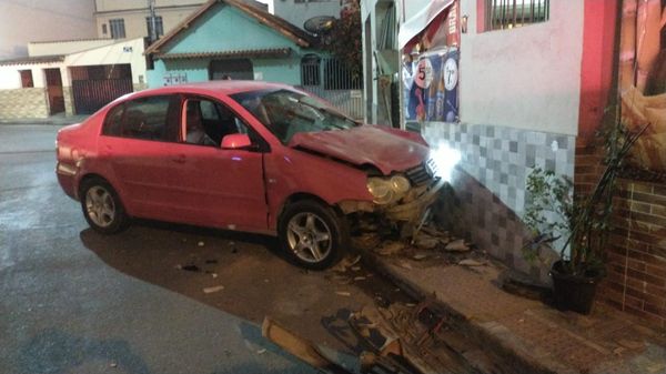 Carro invade restaurante em acidente em Colatina