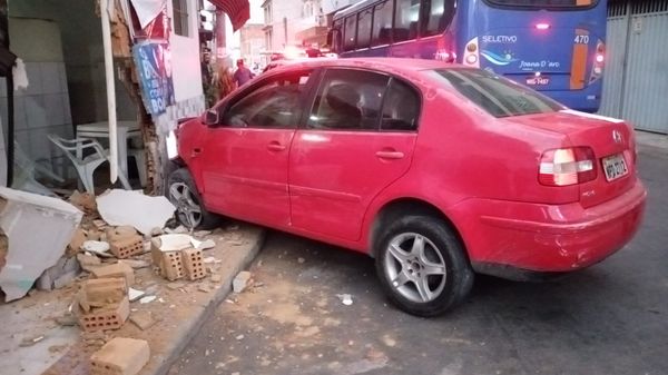 Carro invade restaurante em acidente em Colatina