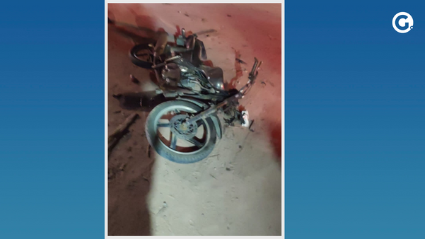 Estado da moto após acidente em Linhares: veículo ficou com a frente danificada