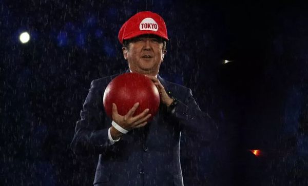 Shinzo Abe, primeiro-ministro do Japão, vestido como o personagem de 'Super Mario Bros' na abertura das Olimpíadas.