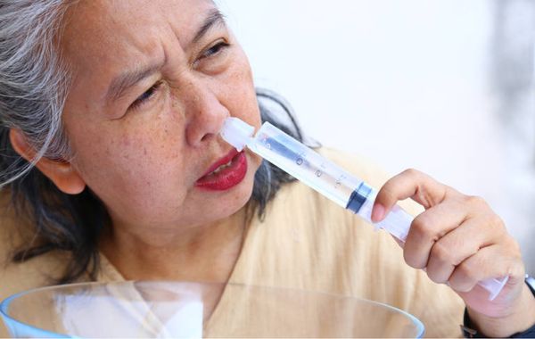 A lavagem nasal é feita para descongestionar o nariz e auxiliar no tratamento de doenças crônicas