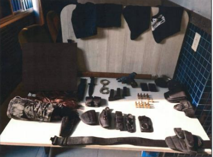 Material apreendido na casa de Glaydson Alvarenga Soares, vulgo Pajé 