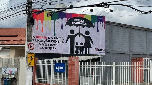 Outdoor de igreja do ES com mensagem contra ativismo LGBTQIA+ causa revolta