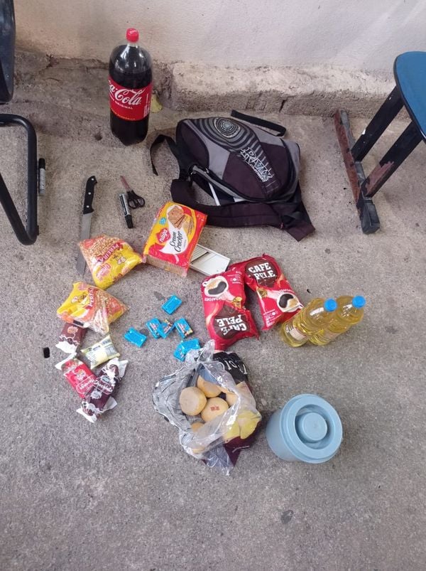 Alimentos encontrados na mochila de Iuri Costa Ribeiro