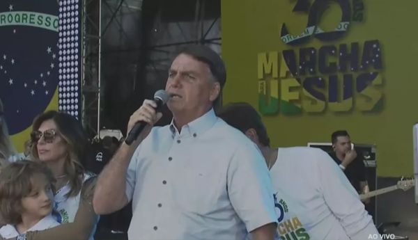 Bolsonaro discursa no palco da Marcha para Jesus 2022, em São Paulo, neste sábado (9)