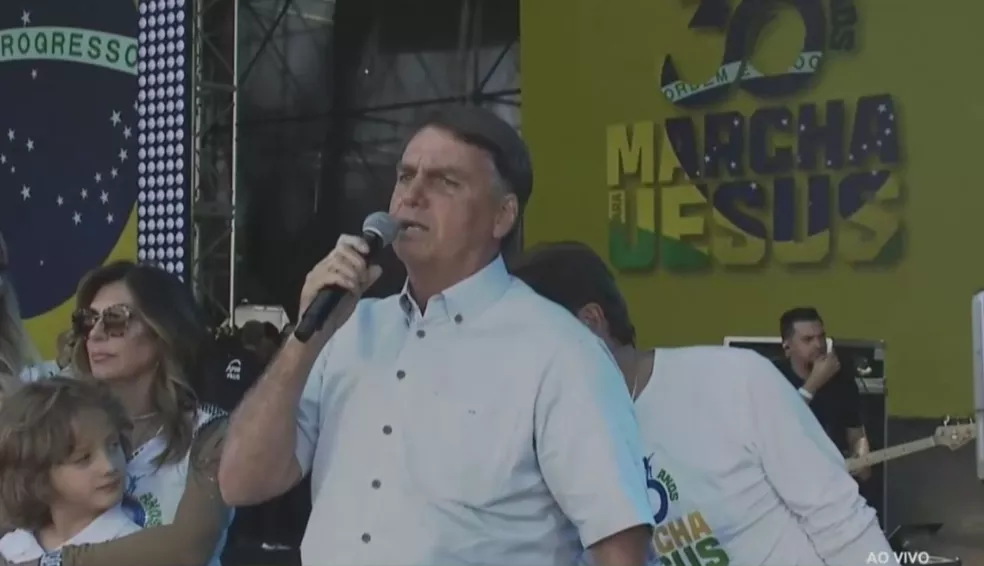 Bolsonaro subiu por volta das 10h no trio, com uma comitiva política que incluiu Tarcísio de Freitas, seu candidato a governador paulista, e o deputado Marco Feliciano, ambos do PL de SP