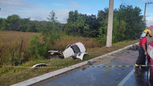 Carro ficou às margens da Rodovia Othovarino Duarte Santos, em São Mateus. Motorista estava sozinho por Foto leitor