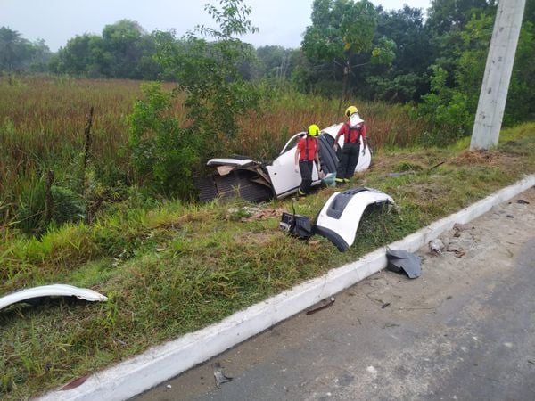 Carro ficou às margens da Rodovia Othovarino Duarte Santos, em São Mateus. Motorista estava sozinho por Foto leitor