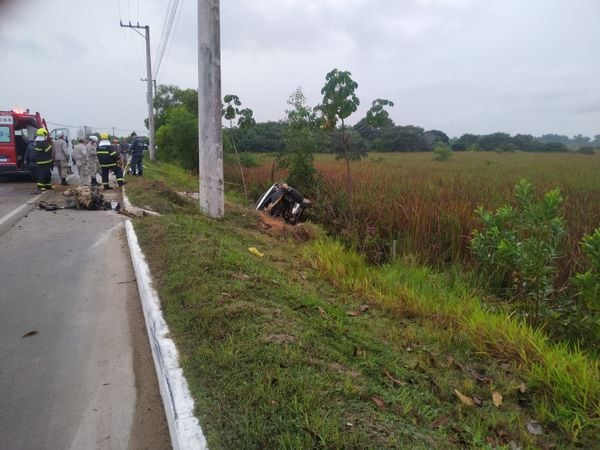 Carro ficou às margens da Rodovia Othovarino Duarte Santos, em São Mateus. Motorista estava sozinho por Foto leitor