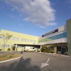 Criança sofreu queimaduras graves no rosto, no tórax e nos braços e foi levada ao PA de Alto Lage, na tarde de domingo (16)