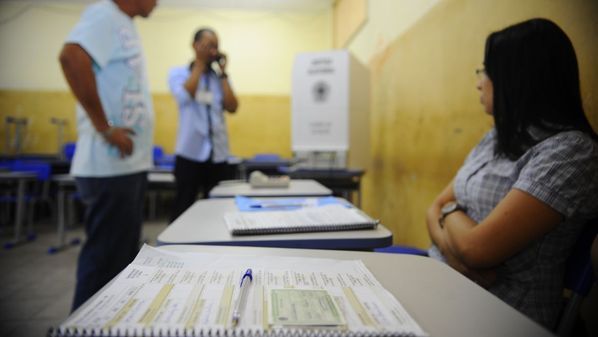 Mesários e voluntários da Justiça Eleitoral notam movimento reduzido em vários pontos de votação; abstenções costumam aumentar no segundo turno.