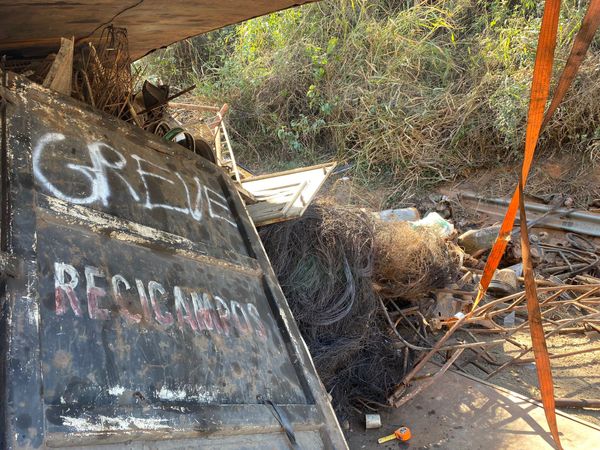 Carreta tomba e deixa três pessoas feridas em Rio Novo do Sul 