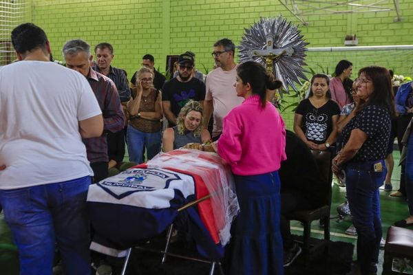 Familiares e amigos durante velório do petista Marcelo Arruda, 50, em Foz do Iguaçu (PR)