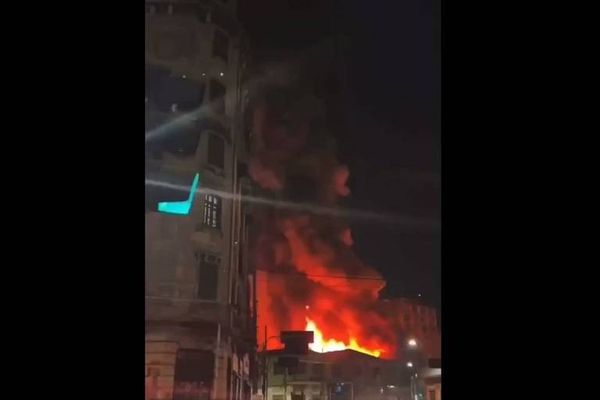 Incêndio atinge prédio comercial na rua Barão de Duprat, na região da rua 25 de Março.