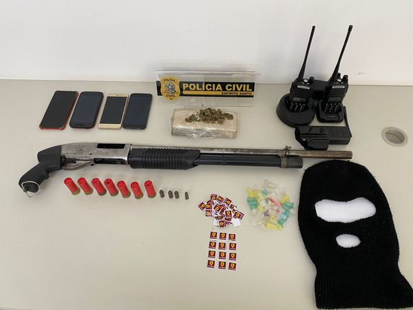 Material apreendido na casa de preso, suspeito de assassinar homem por ciúmes da ex-companheira em Nova Venécia