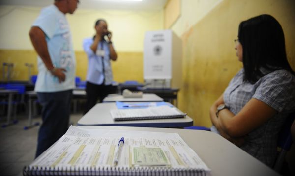 Mesários trabalham durante as eleições em seção eleitoral