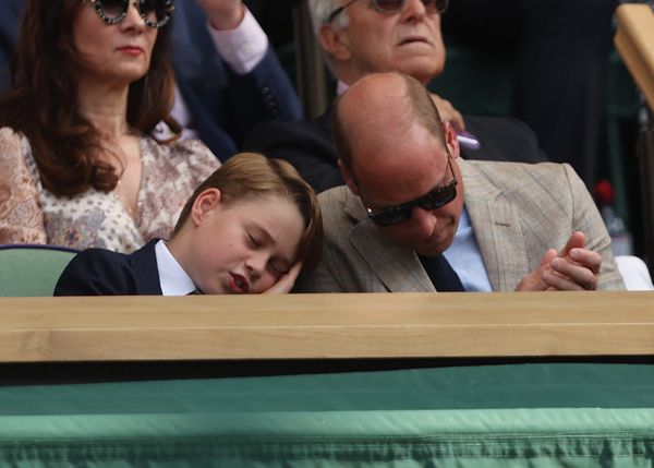 Príncipe George finge dormir no ombro do pai, William, durante final de Wimbledon