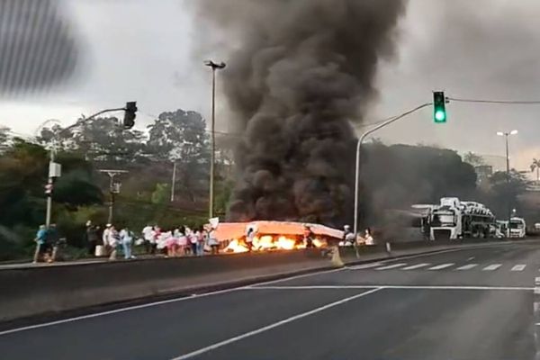 Protesto complica o trânsito na BR 262, próximo à Real Café, em Viana