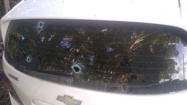 Carro fica cheio de marcas de tiros após perseguição na Serra por Leitor | A Gazeta