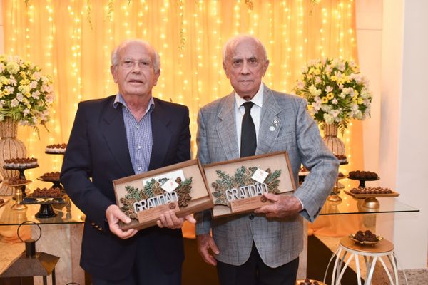 Homenageados pelos 50 anos de Rotary Clube Praia Comprida: 
Henrique Tomnasi e Gilberto Sudré