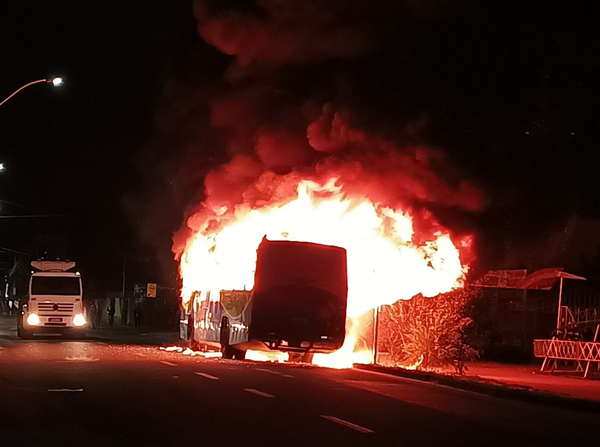 Incêndio em ônibus do Sistema Transcol, em Nova Carapina, Serra