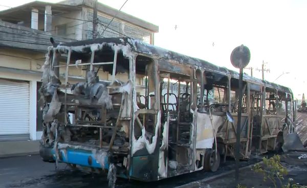 Ônibus do sistema Transcol ficou completamente destruído após incêndio
